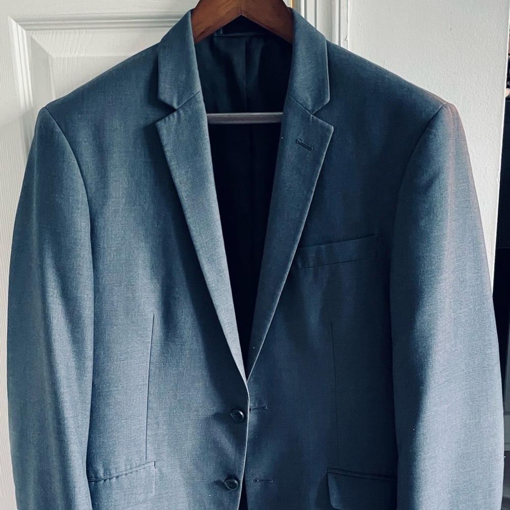 Kenneth Cole Reaction 2pc Grey Suit - 42R Jacket and 36W by 32L Trousers